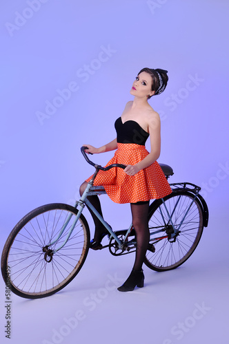 Fototapeta Naklejka Na Ścianę i Meble -  bela jovem sexy estilo retrô pin up de bicicleta 