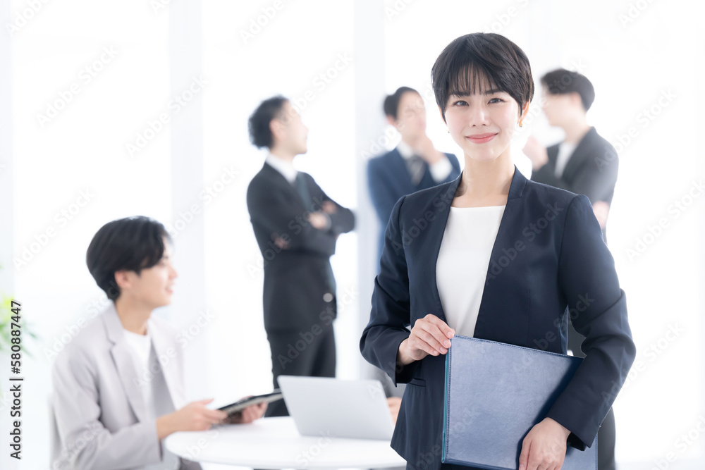 オフィスで働く女性ビジネスマンのイメージ オフィスで働く女性ビジネスマンのイメージ