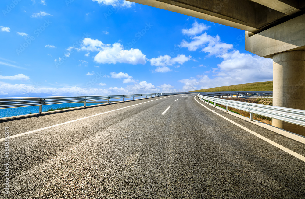 Naklejka premium Asphalt highway road by the seaside