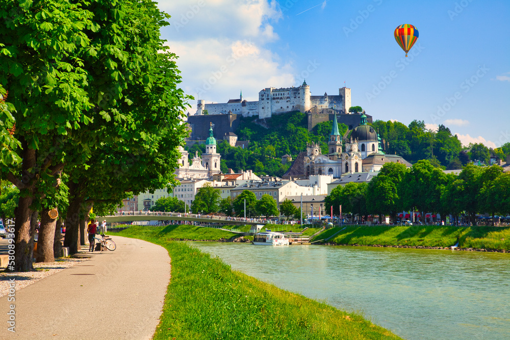 Fototapeta premium ザルツブルク旧市街とホーエンザルツブルク城