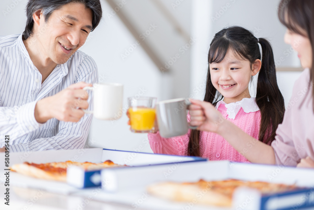 ピザパーティーをする家族 ピザパーティーをする家族