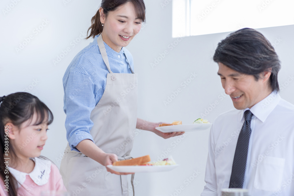 食事を運ぶ女性 食事を運ぶ女性