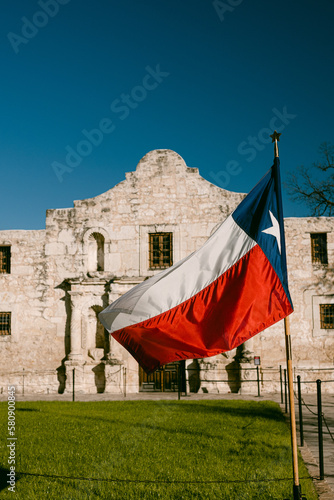 Schilderij op canvas The Alamo with Texas flag