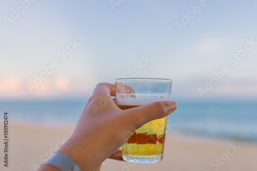 Cerveja gelada em copo americano (copo lagoinha) na praia 