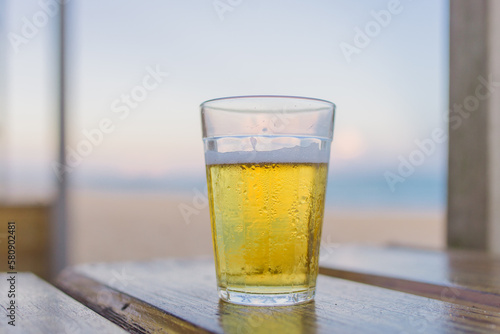 Cerveja gelada em copo americano (copo lagoinha) na praia 