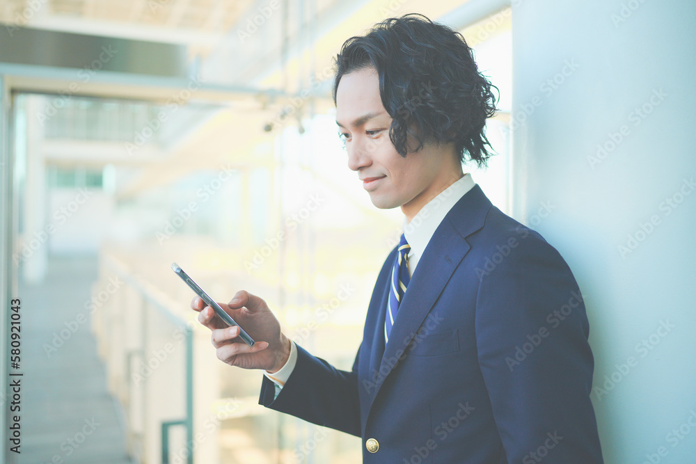 スマートフォンを操作するビジネスマン スマートフォンを操作するビジネスマン