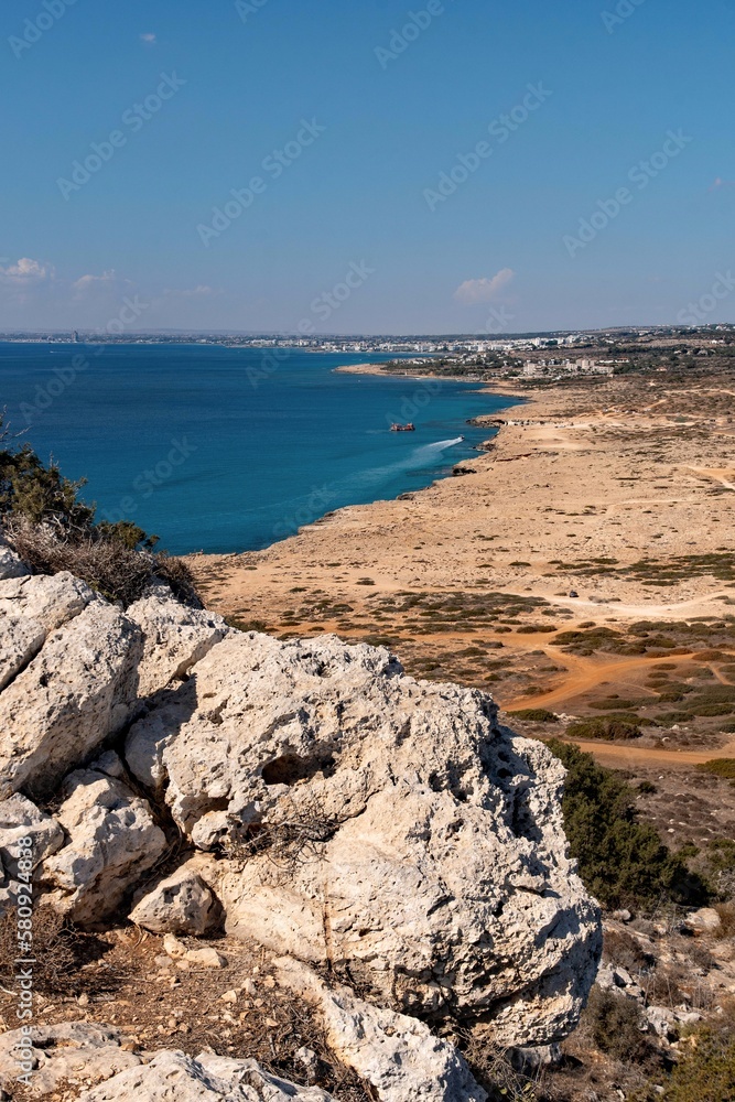Die Mittelmeerküste bei Ayia Napa auf Zypern