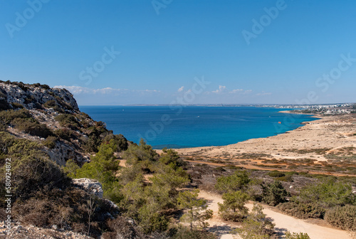 Blick auf das Mittelmeer bei Ayia Napa auf Zypern