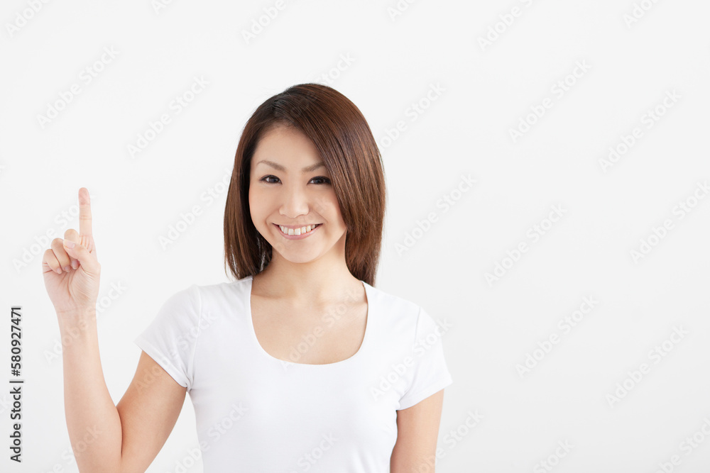 1番のポーズをする女性 1番のポーズをする女性