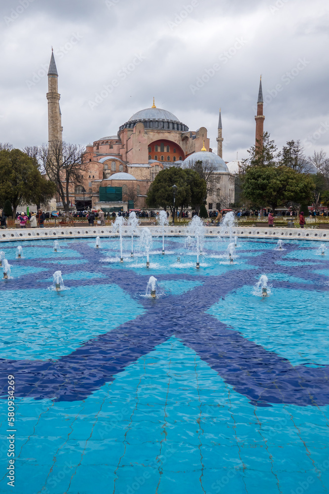 Naklejka premium Fountain with blue tiled floor near ancient mosque