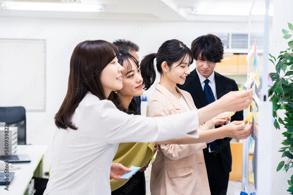 多様な意見を出し合うオフィスメンバー 多様な意見を出し合うオフィスメンバー