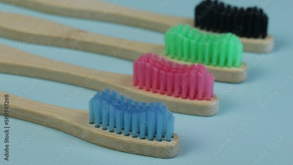 plusieurs brosse à dents en bois de bambou, isolées sur un fond bleu plusieurs brosse à dents en bois de bambou, isolées sur un fond bleu