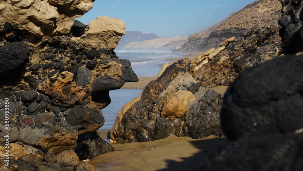 Lavafelsen an der wilden und schönen Ostküste von Fuerteventura auf den Kanarischen Inseln