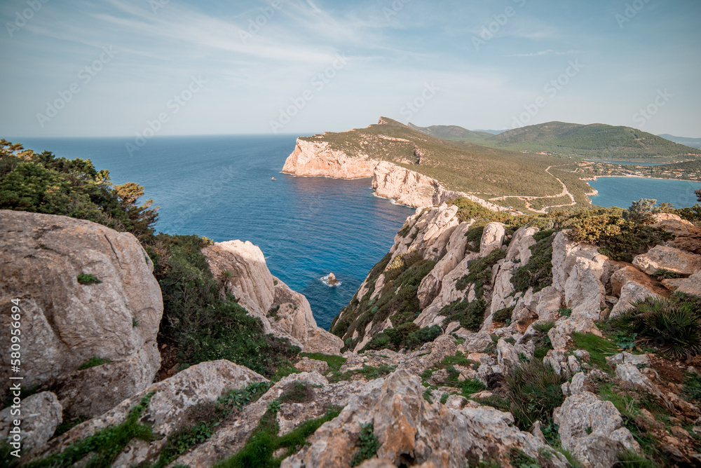 Panorama dalla Grotta dei Vasi Rotti in Sardegna, Capo Caccia, Alghero, Sardegna - Cielo azzurro e mare blu - Grotta delle brocche rotte