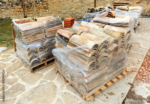 Tejas árabes antiguas reutilizadas para restauración de edificios historicos. Palet con tejas árabes de cerámica preparadas para ser usadas en la rehabilitación de edificios. Renovación de tejados photo