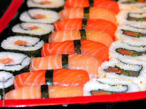 Présentation de plusieurs sortes de sushi photo