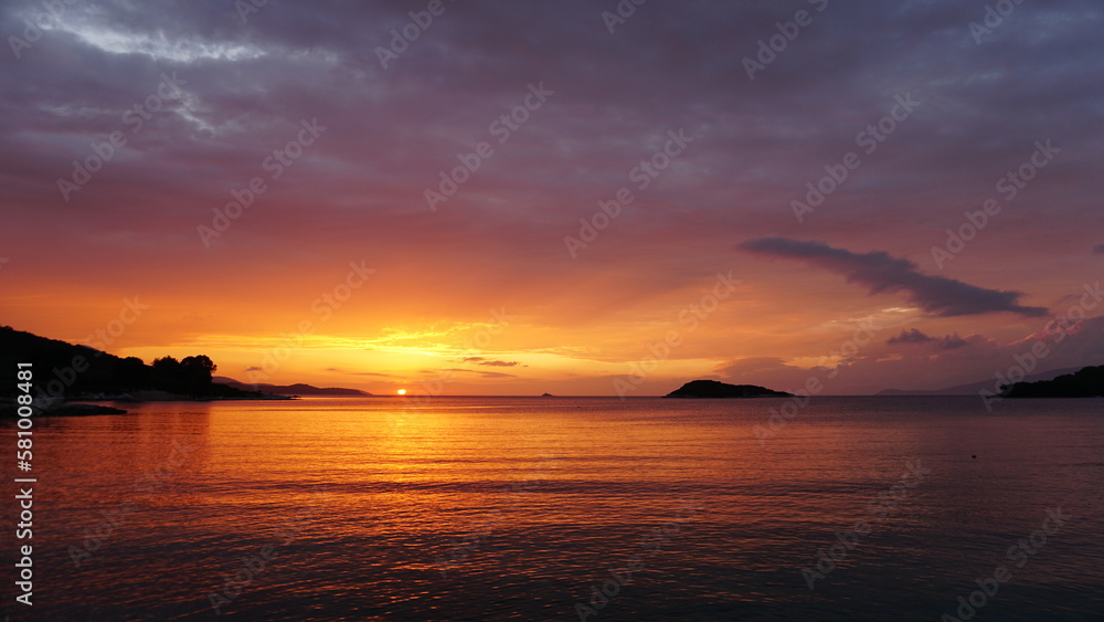 Sonnenuntergang über dem Meer (Albanien)