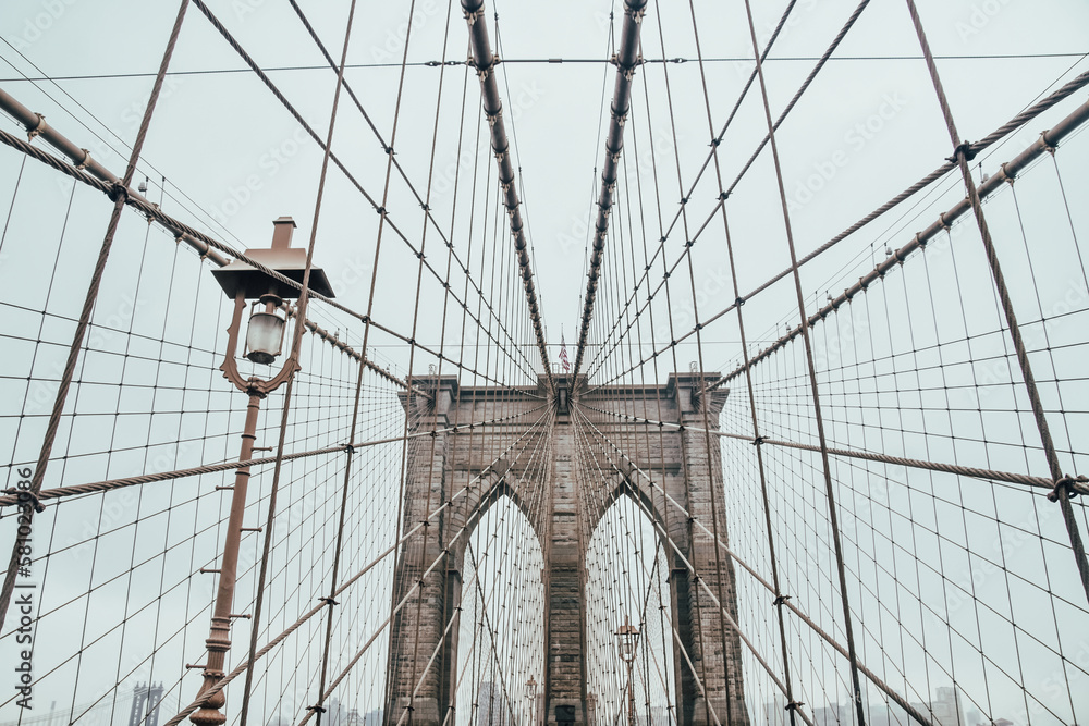Naklejka premium Foto del Puente de Brooklyn sin gente en Manhattan, Nueva York, Estados Unidos.