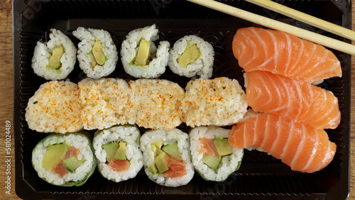 plat de sushi et maki, en gros plan, sur une table