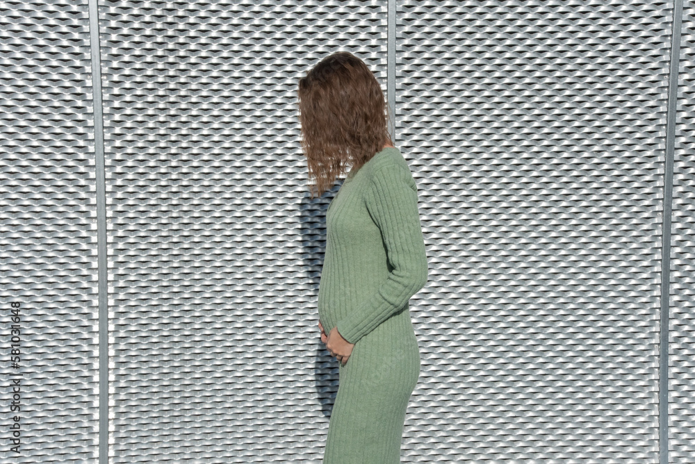 Mujer embarazada con vestido verde