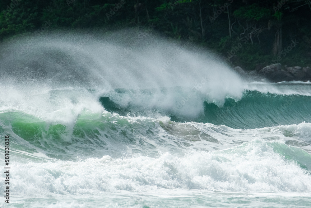 Obraz premium Stormy waves break on the Brazilian coastline