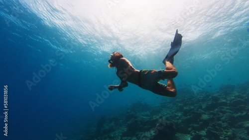 Man freedives in the sea