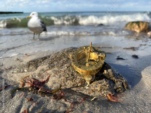 Fototapeta Naklejka Na Ścianę i Meble -  Kompass liegt am Strand an der Ostsee