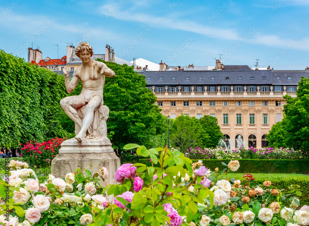 Palais Royal gardens in center of Paris, France - obrazy, fototapety, plakaty 