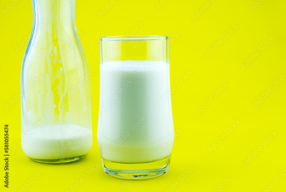 Φωτογραφία Banner of a glass of milk on colorful yellow background Milk day Copy space