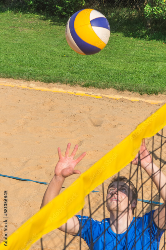 Oberes Zuspiel am Netz beim Beachvolleyball
