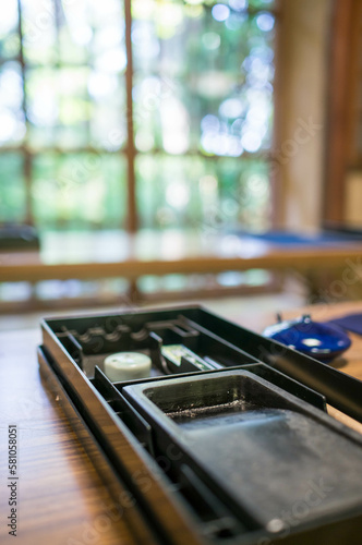 京都 夏の長楽寺の和室に置かれた書道道具