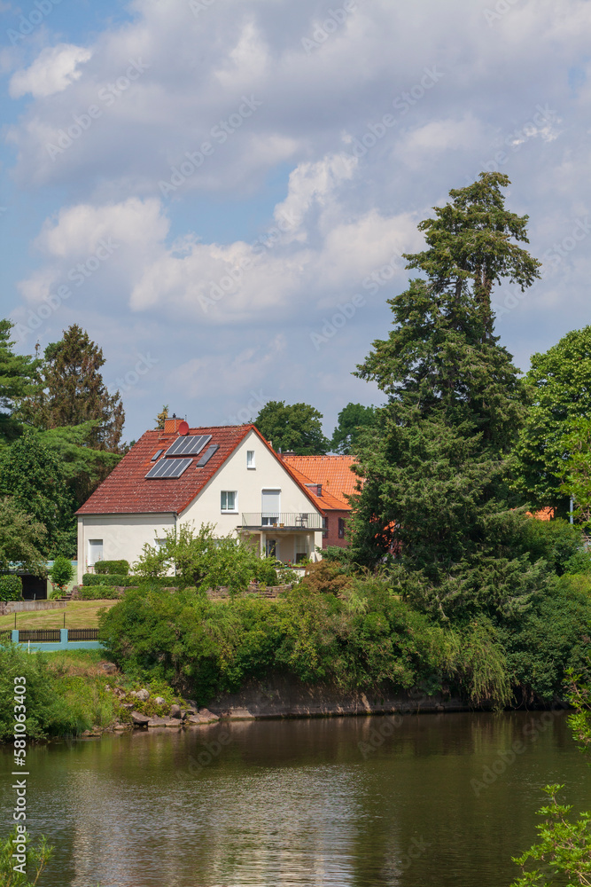 Wohngebäude an der Weser, Nienburg an der Weser, Niedersachsen, Deutschland