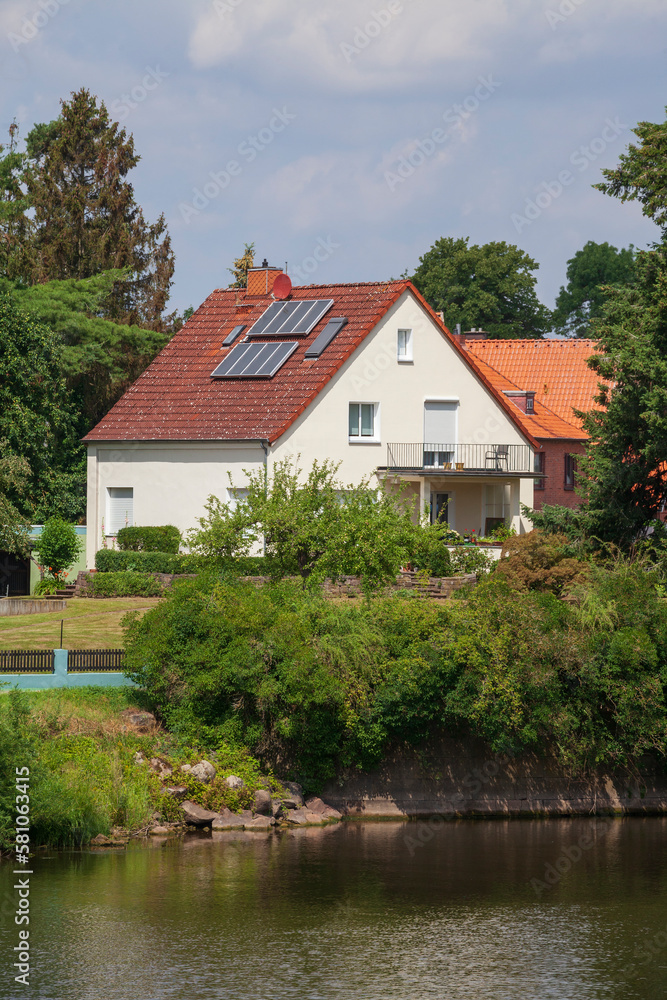 Wohngebäude an der Weser, Nienburg an der Weser, Niedersachsen, Deutschland Wohngebäude an der Weser, Nienburg an der Weser, Niedersachsen, Deutschland
