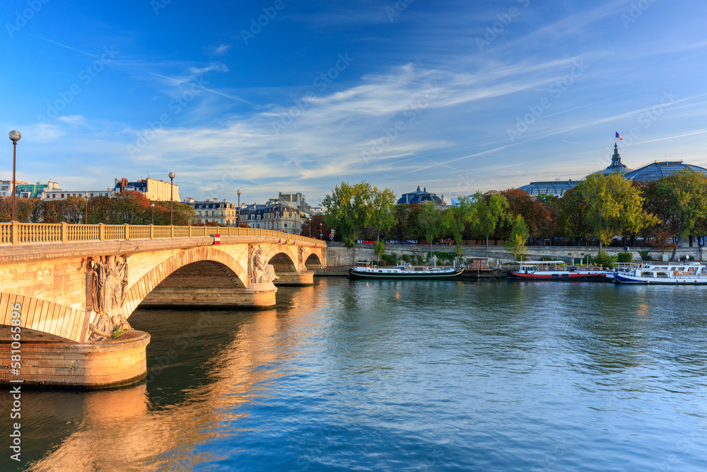 Naklejka premium Beautiful sunrise over the Seine river, Paris. France