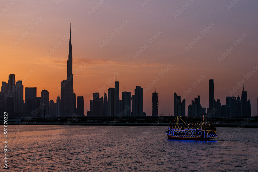 Obraz premium Boat cruise sunset silhouette of Dubai from the Creek 