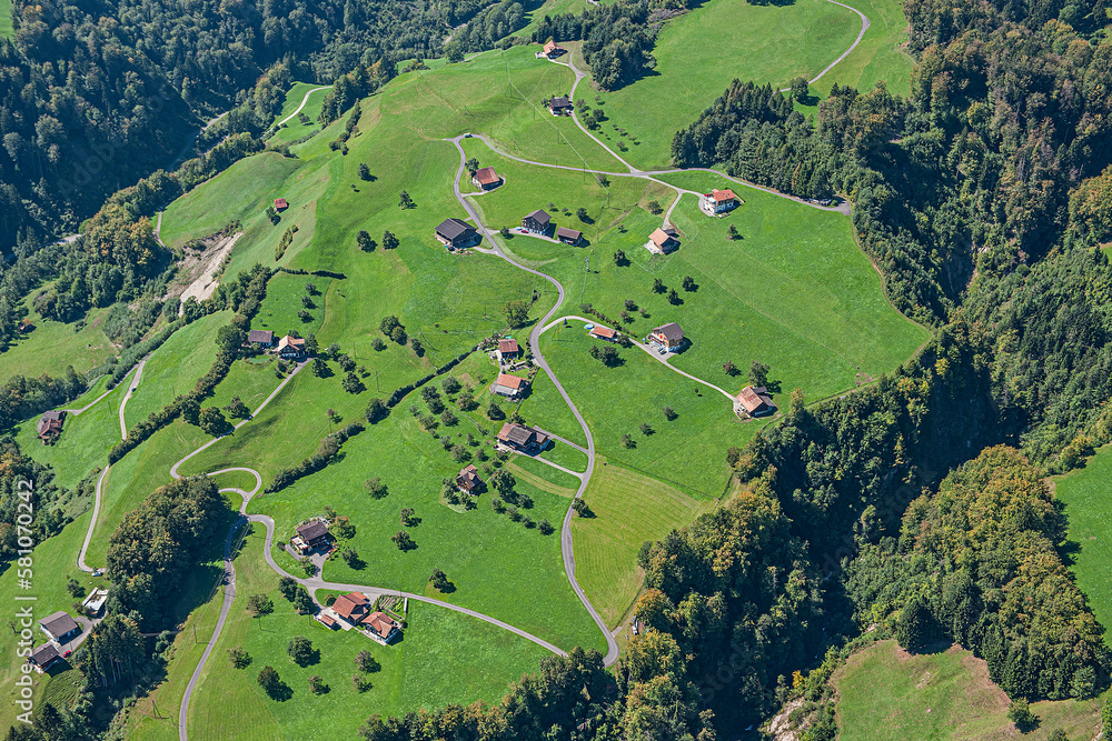 Einzelne Häuser und Bauernhöfe in der Obwaldner Landschaft (Luftaufnahme), Kanton Obwalden, Schweiz
