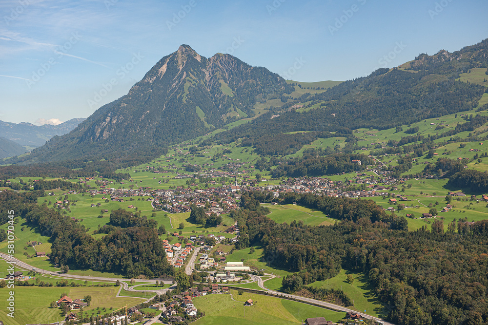 Luftaufnahme der Obwaldner Landschaft bei Sarnen, mit Stanserhorn im Hintergrund, Kanton Obwalden, Schweiz
