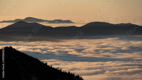 Die bayerischen Voralpen über dem Nebel (Deutschland)