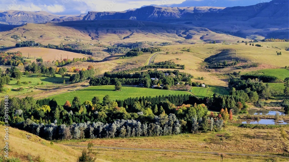 Vue sur la chaine montagneuse du Drakensberg en Afrique du sud en fin journée en automne