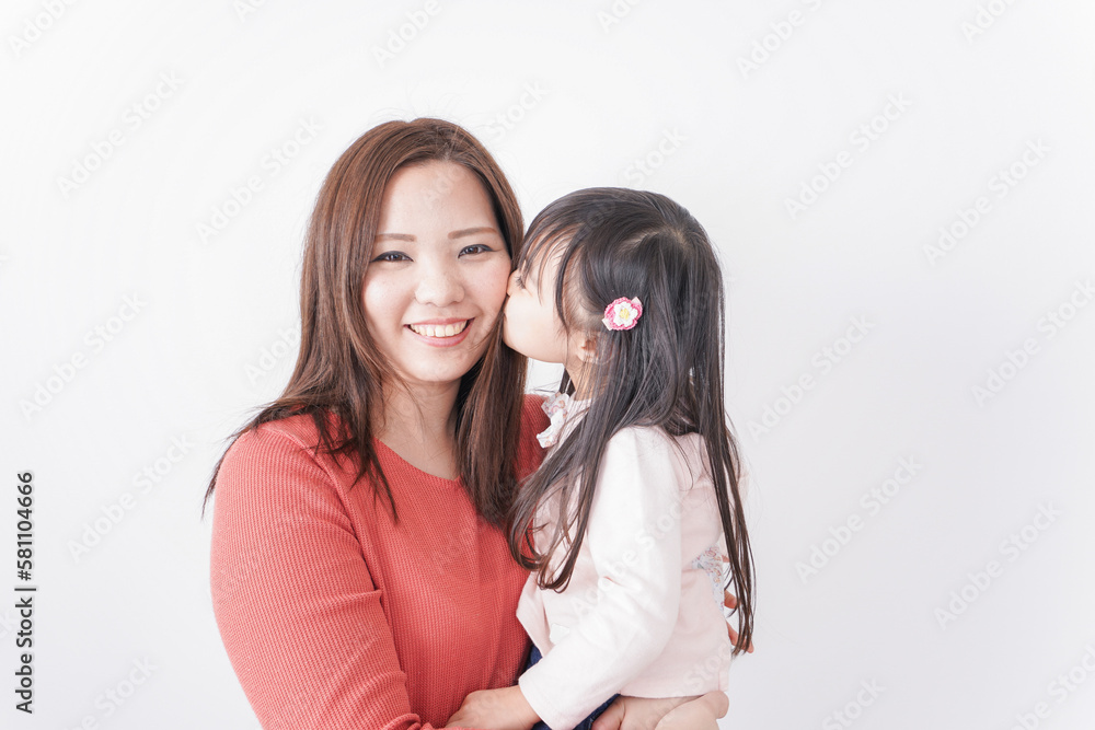 妊娠した女性とお腹に耳をあてる子ども 妊娠した女性とお腹に耳をあてる子ども