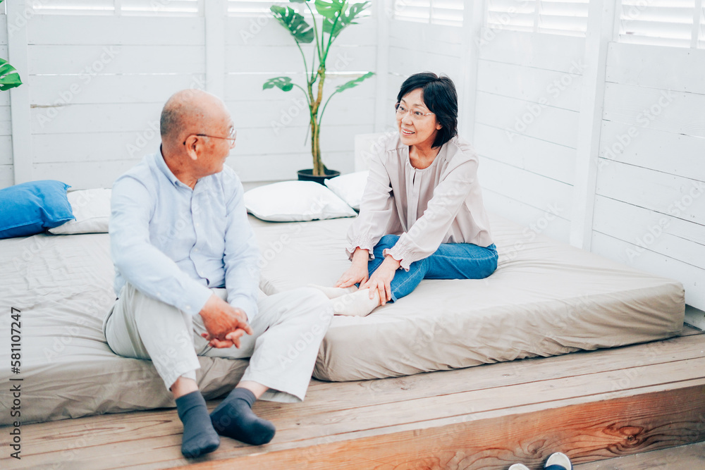 Fototapeta premium ベッドルームでくつろぐ高齢の夫婦