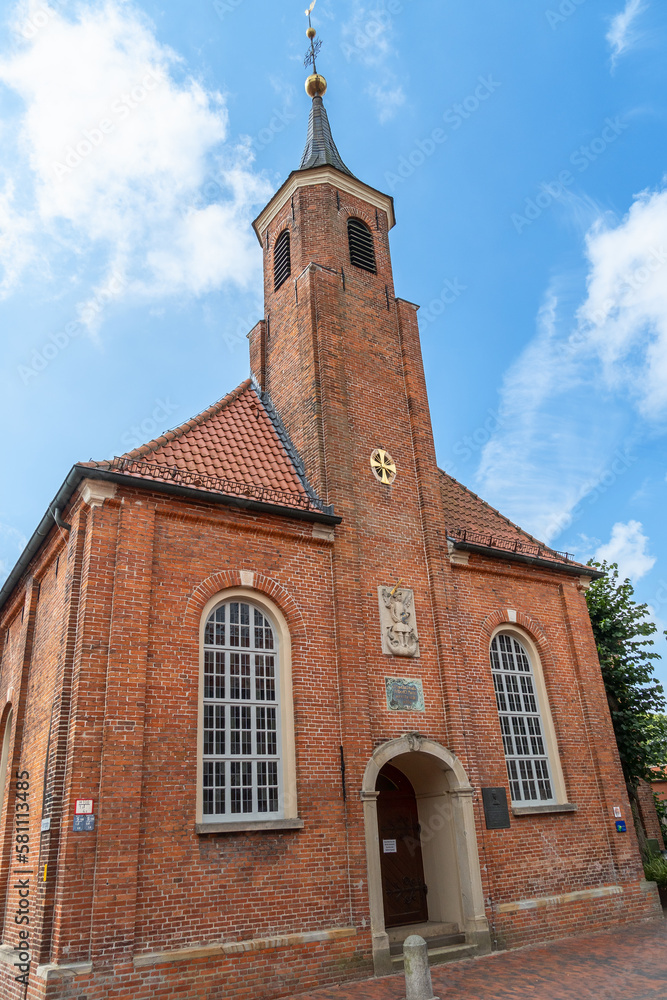 Fototapeta premium Die römisch-katholische Kirche St. Michael inder Stadt Leer (Ostfriesland) Niedersachsen