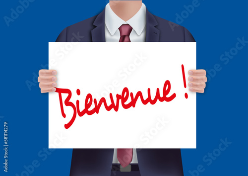 Un manager responsable des ressources humaines, présente un panneau blanc pour souhaiter la bienvenue à un collaborateur.