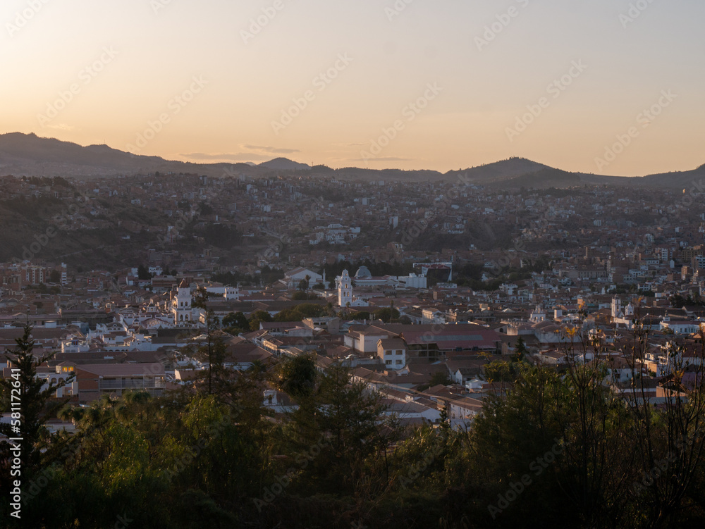 Vue panoramique sur Sucre en Bolivie au coucher de soleil 