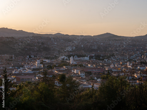 Vue panoramique sur Sucre en Bolivie au coucher de soleil 