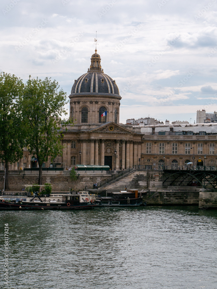 Palais de l'Institut de France et Pont des Arts vus depuis le Quai François Mitterand à Paris 