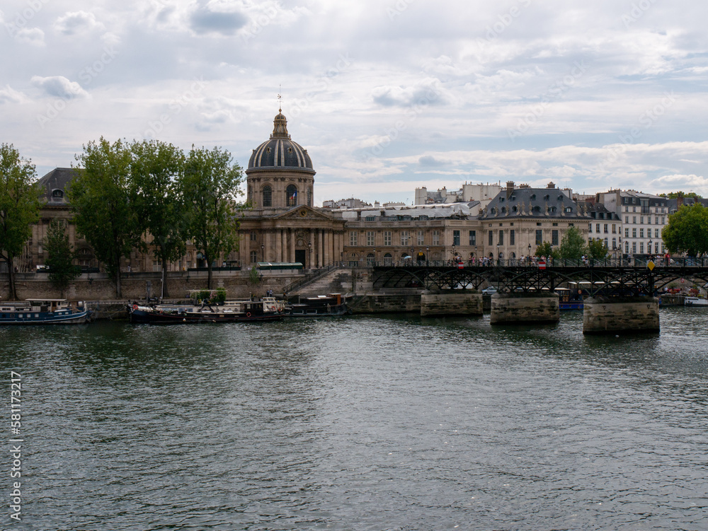 Palais de l'Institut de France et Pont des Arts vus depuis le Quai François Mitterand à Paris 