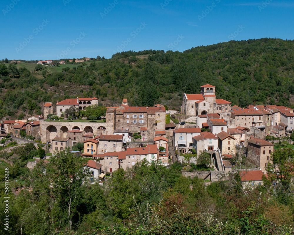 Point de vue sur le village d'Auzon (Auvergne)