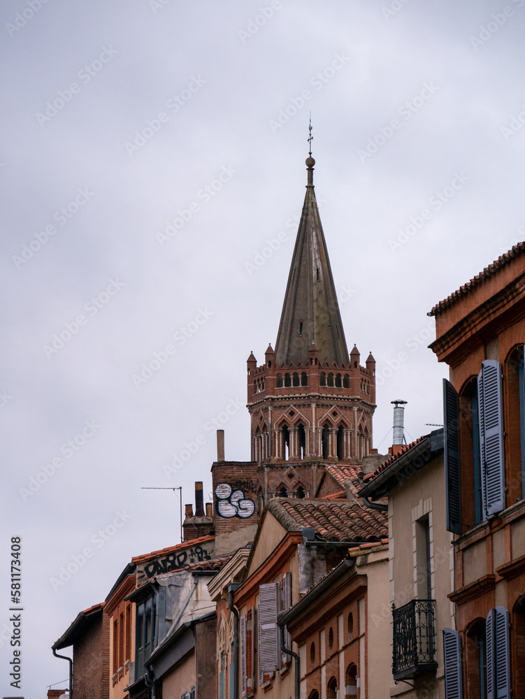 Clocher de la Basilique Saint-Sernin vue depuis la Rue du Taur à Toulouse Clocher de la Basilique Saint-Sernin vue depuis la Rue du Taur à Toulouse