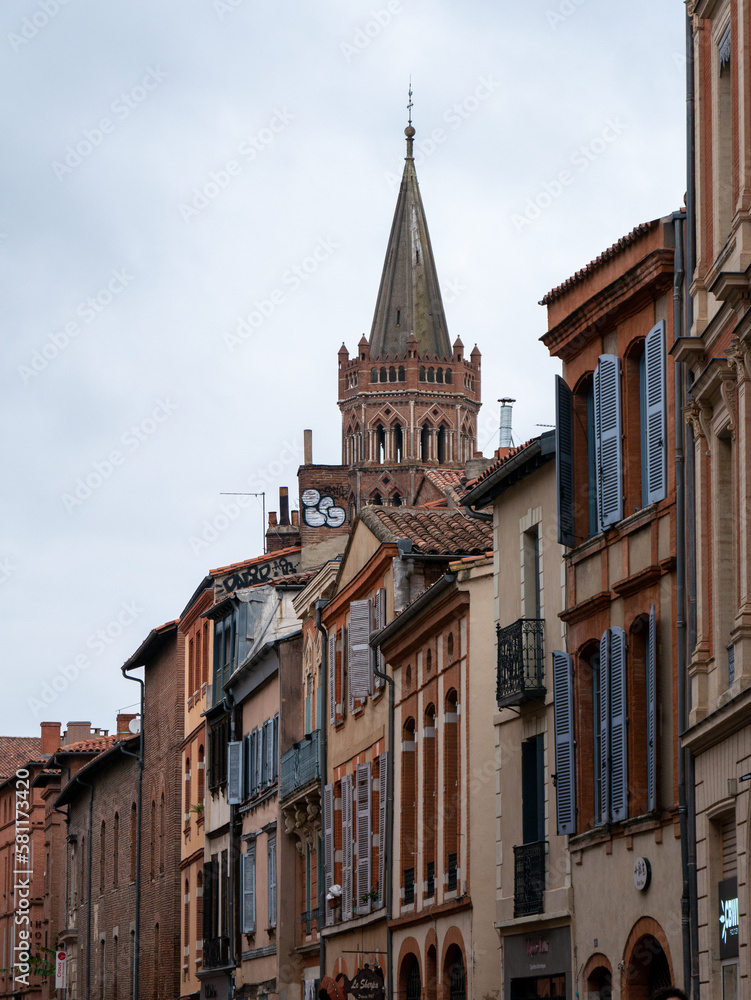 Clocher de la Basilique Saint-Sernin vue depuis la Rue du Taur à Toulouse